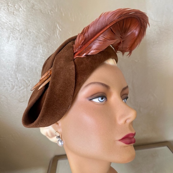 FASHIONABLE 1950s' RUSTY BROWN VELOUR FELT HAT + BOW + CURLY FEATHERS - Picture 7 of 12